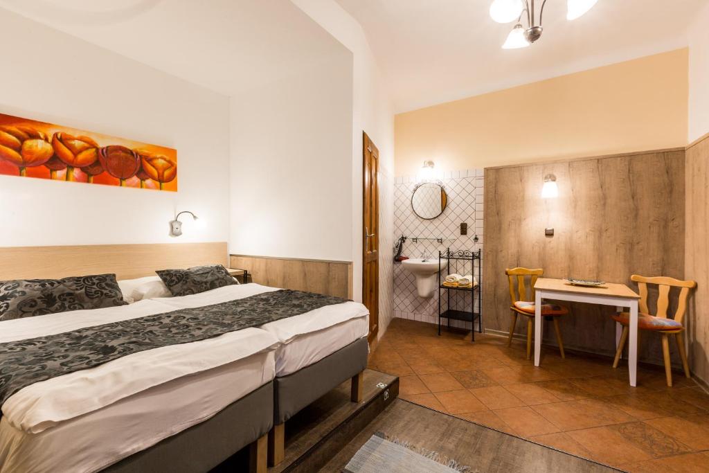 Двухместный (Двухместный номер с 1 кроватью или 2 отдельными кроватями, собственной ванной комнатой и общей мини-кухней) апартамента Davids, Прага