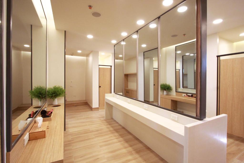 Номер (Односпальная кровать в общем номере), Lub d Philippines Makati