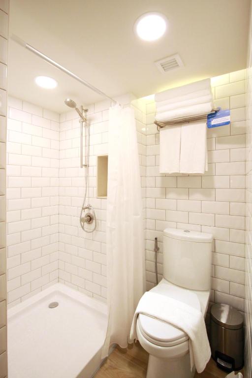 Четырехместный (Четырехместный номер с собственной ванной комнатой), Lub d Philippines Makati