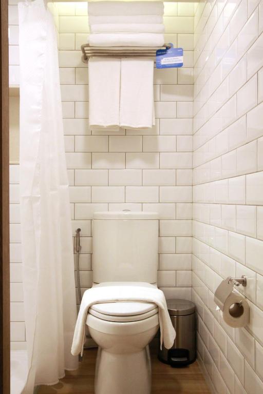 Четырехместный (Четырехместный номер с собственной ванной комнатой), Lub d Philippines Makati