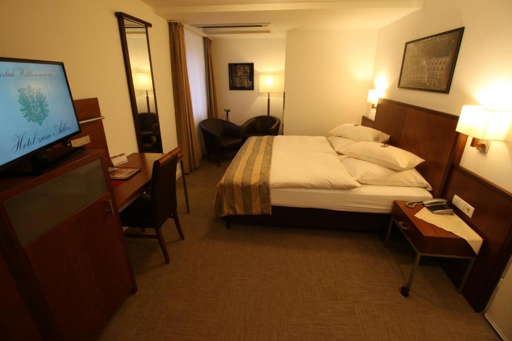 Двухместный (Улучшенный двухместный номер с 1 кроватью) отеля Hotel zum Adler - Superior, Бонн
