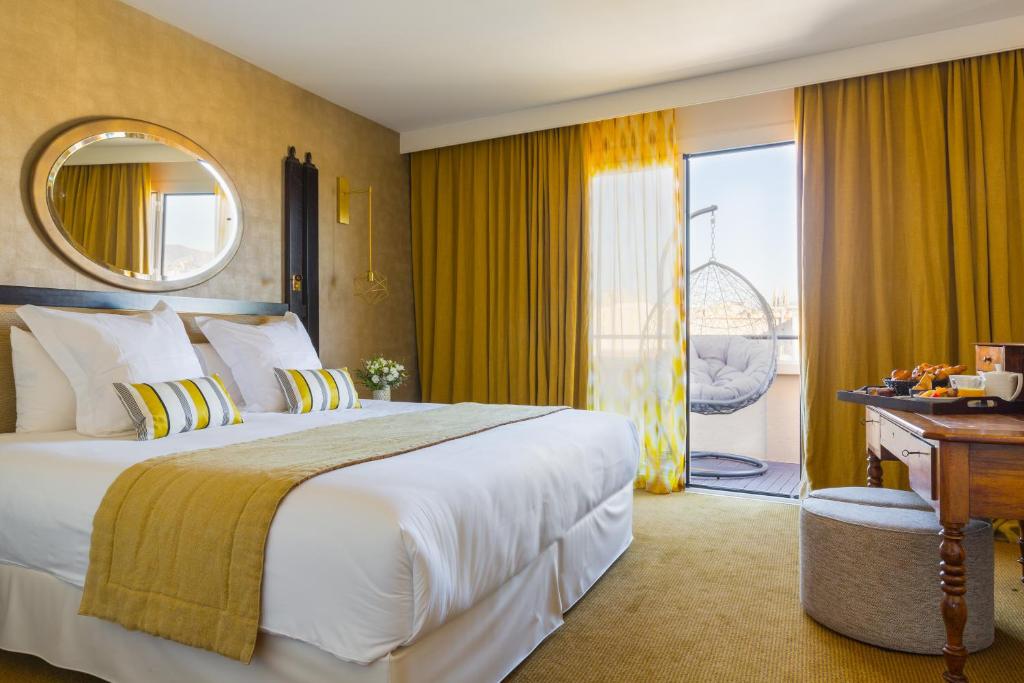 Сьюит (Люкс с террасой, кроватью размера «king-size» и панорамным видом) отеля Grand Hotel Beauvau, Марсель