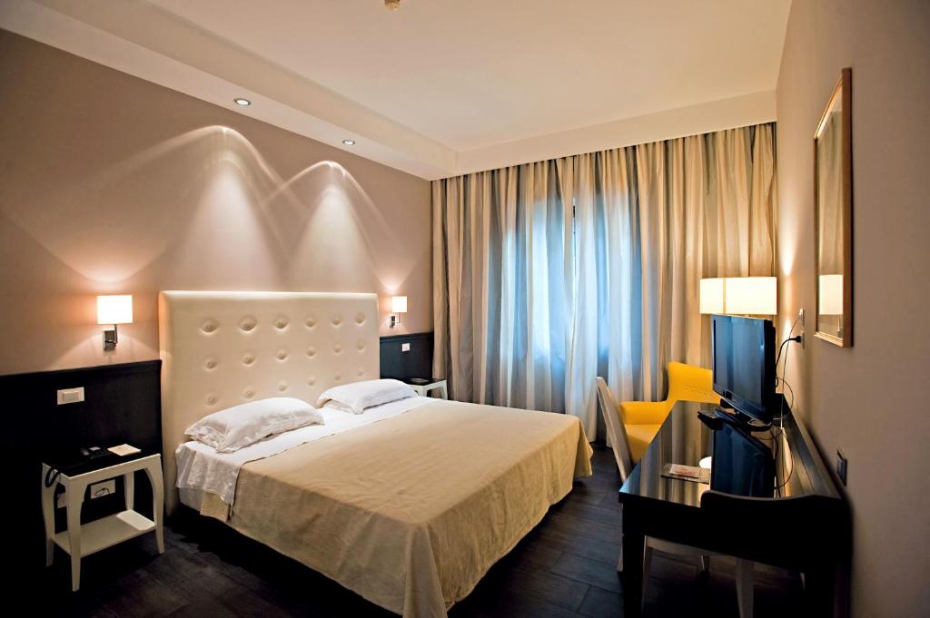 Двухместный (Улучшенный двухместный номер с 1 кроватью или 2 отдельными кроватями) отеля Hotel Mediterraneo, Палермо