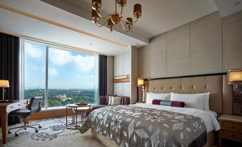 Двухместный (Номер с кроватью размера «king-size» и видом на городской пейзаж Бангалора) отеля Shangri-La Hotel, Bengaluru, Бангалор