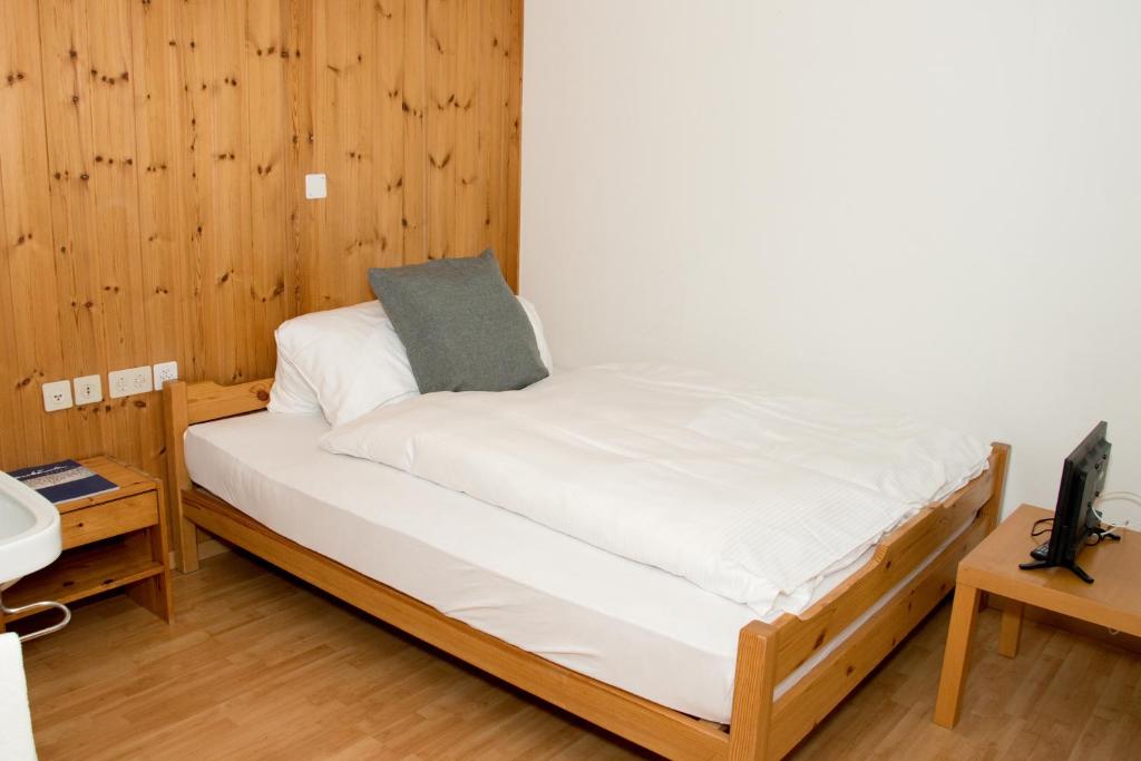 Двухместный (Двухместный номер с 1 кроватью и общей ванной комнатой) отеля Chamanna Bed & Breakfast, Ароза