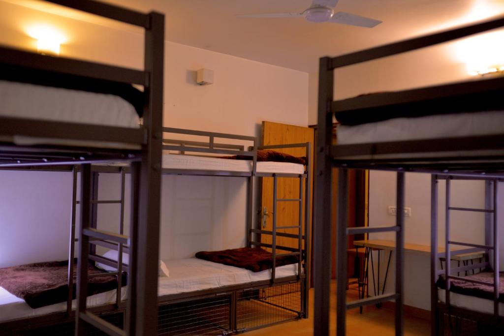 Номер (Кровать в 10-местном общем номере с собственной ванной комнатой для мужчин и женщин) хостела Hide-In Hostel Delhi, Нью-Дели