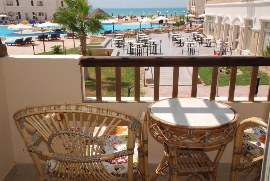 Двухместный (Двухместный номер Делюкс с 1 кроватью и балконом) курортного отеля Palm Beach Host Mark, Рас-Судр