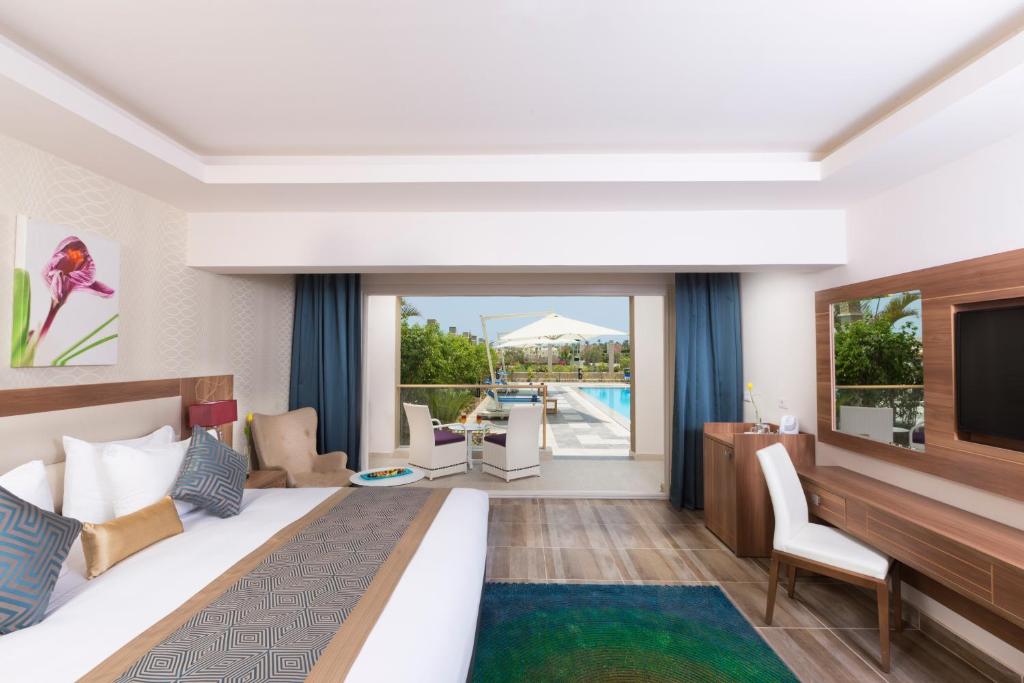 Сьюит (Люкс с кроватью размера «king-size» и видом на бассейн) курортного отеля Aqua Blu Sharm El Sheikh, Шарм-эль-Шейх