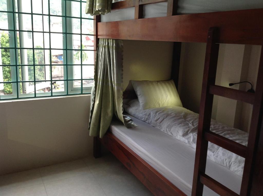 Номер (Спальное место на двухъярусной кровати в общем номере для мужчин и женщин) хостела Ha Giang 1 Hostel, Хазянг