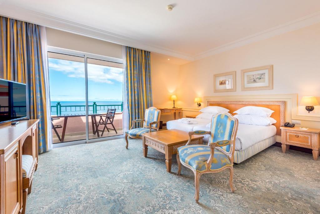 Трехместный (Улучшенный трехместный номер Делюкс) отеля Pestana Royal Premium All Inclusive Ocean & Spa Resort, Фуншал