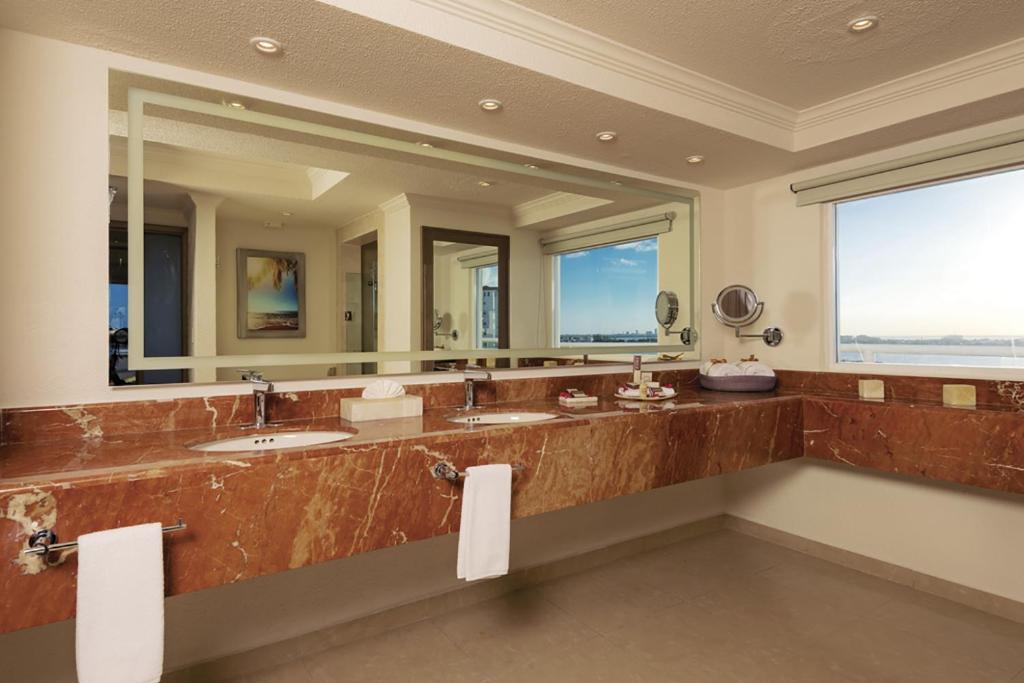 Сьюит (Президентский люкс «Гран» с 1 спальней, видом на океан и гидромассажной ванной) курортного отеля Gran Caribe All Inclusive - Panama Jack Resorts Cancun, Канкун
