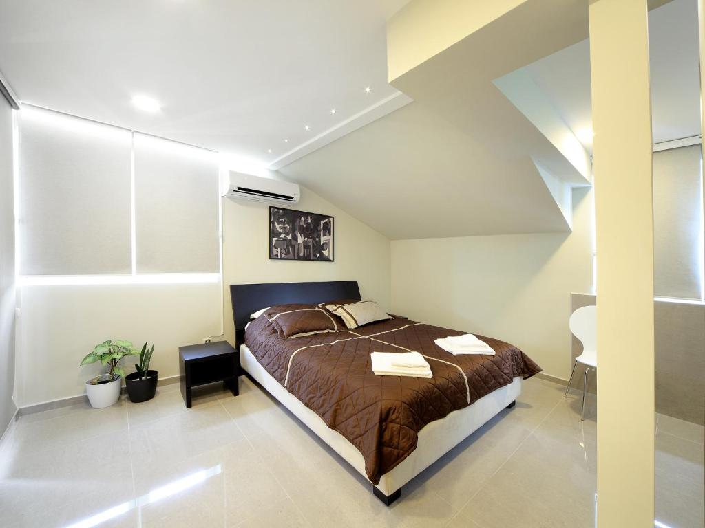 Двухместный (Двухместный номер Делюкс с 1 кроватью (для 2 взрослых и 1 ребенка)) гостевого дома Agent Lux Apartments, Ягодина