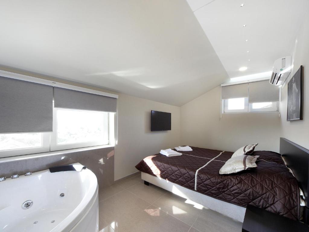 Двухместный (Двухместный номер Делюкс с 1 кроватью и ванной) гостевого дома Agent Lux Apartments, Ягодина