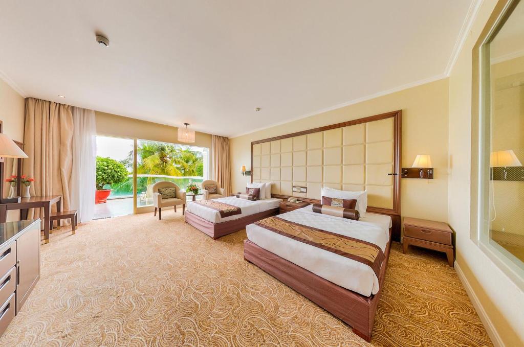 Двухместный (Улучшенный двухместный номер с 1 кроватью или 2 отдельными кроватями и видом на море) отеля Sea Links Beach Resort & Golf, Фантхьет