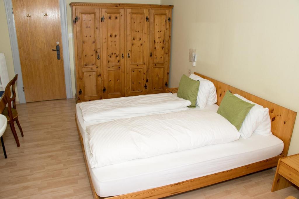 Двухместный (Двухместный номер с 2 отдельными кроватями и общей ванной комнатой) отеля Chamanna Bed & Breakfast, Ароза