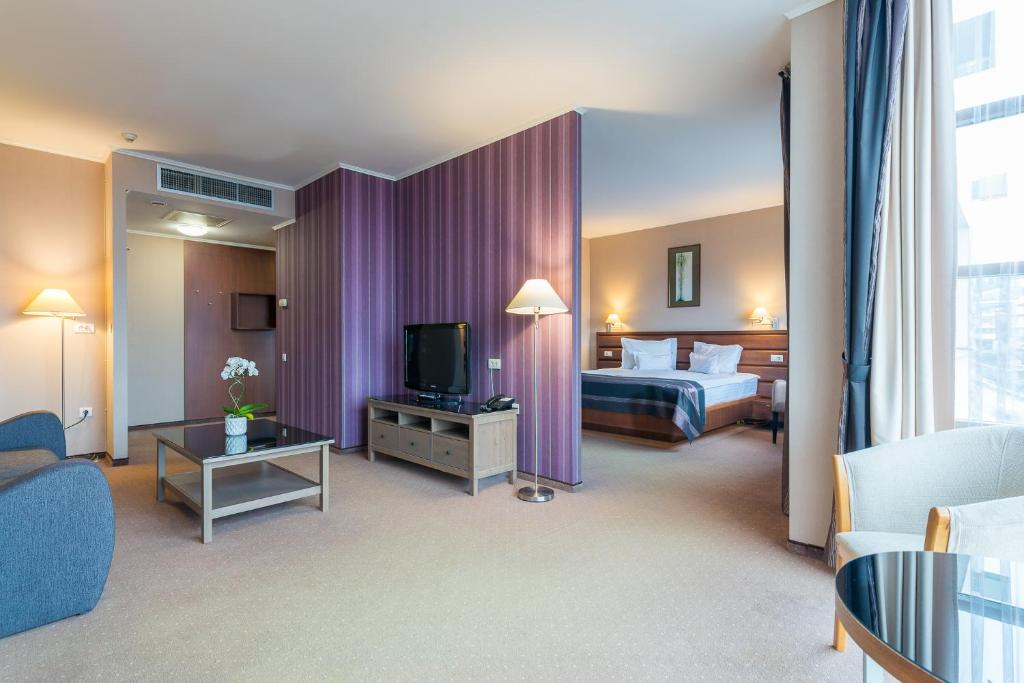 Сьюит (Люкс с 1 кроватью размера «king-size» и 1 диваном-кроватью) отеля Ramada Hotel Cluj, Клуж-Напока