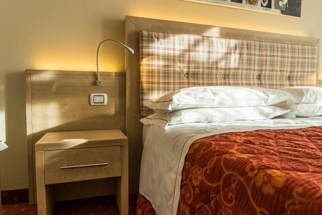 Двухместный (Двухместный номер с 1 кроватью или 2 отдельными кроватями) отеля Hotel Alpina near the ski slopes, Мадонна-ди-Кампильо