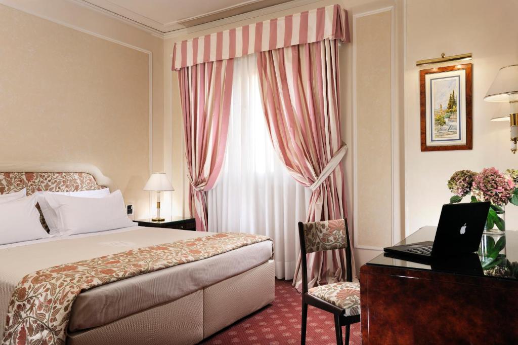 Двухместный (Классический двухместный номер с 1 кроватью или 2 отдельными кроватями) отеля Hotel De La Ville, Флоренция
