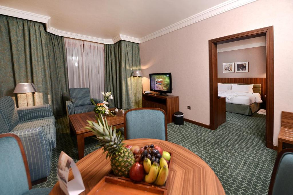 Семейный (Клубный люкс) отеля City Seasons Al Hamra Hotel, Абу-Даби
