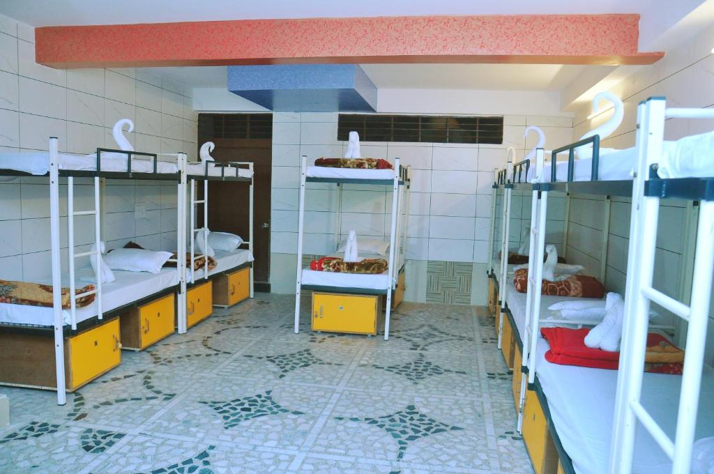 Номер (Кровать в общем номере для мужчин и женщин с 10 кроватями) семейного отеля MOONLIGHT HOMESTAY & HOSTEL, Джайпур