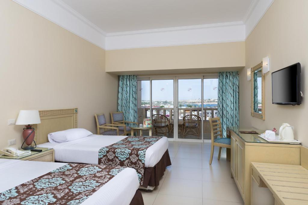 Трехместный (Трехместный номер с видом на море - Только для граждан и резидентов Египта) курортного отеля Tropitel Naama Bay Hotel, Шарм-эль-Шейх