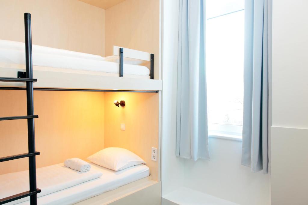 Двухместный (Двухместный номер с 2 отдельными кроватями и собственной ванной комнатой) хостела Maverick City Lodge, Будапешт