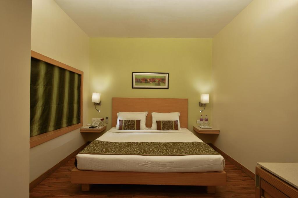 Двухместный (Deluxe Room - 25% Discount on food and soft beverage, 15% on laundry) отеля Comfort Inn Heritage, Мумбай