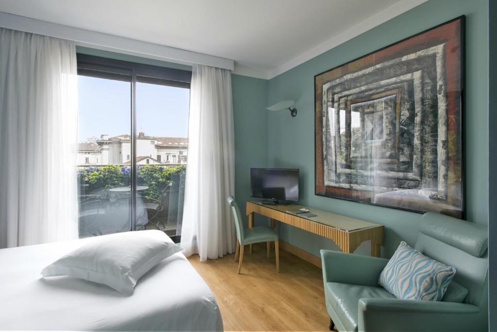 Двухместный (Двухместный номер с 1 кроватью и балконом) отеля Hotel Spadari Al Duomo, Милан