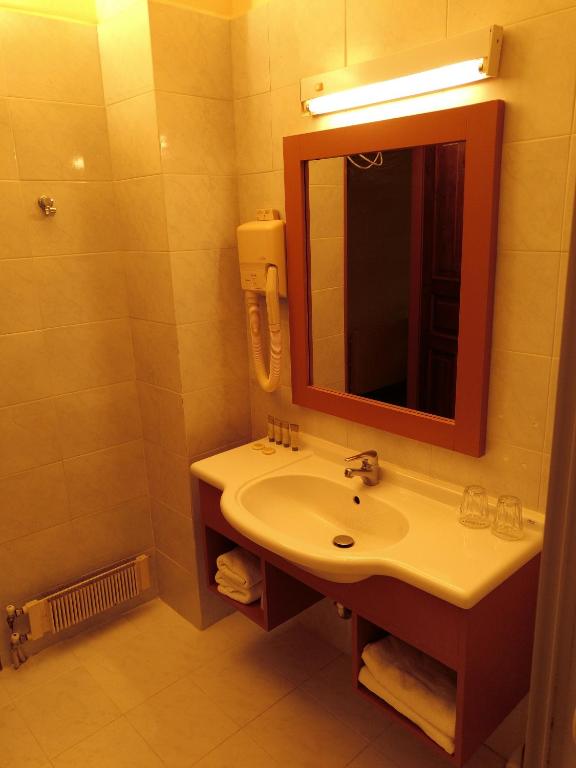 Трехместный (Трехместный номер с видом на Дельфийскую долину) отеля Domotel Anemolia Mountain Resort, Арахова
