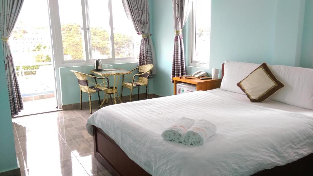 Двухместный (Улучшенный двухместный номер с 1 кроватью и видом на горы) отеля Hai Long Vuong Hotel, Далат
