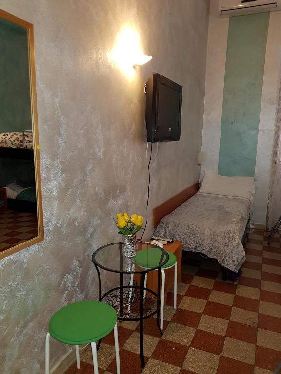 Номер (Кровать в 5-местном общем номере эконом-класса для мужчин и женщин) хостела Român Holidays Hostel, Рим