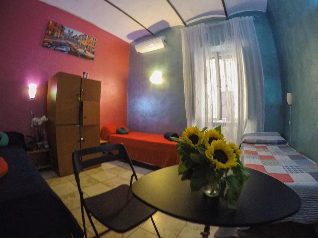 Номер (Кровать в общем номере для мужчин и женщин с 5 кроватями.), Român Holidays Hostel