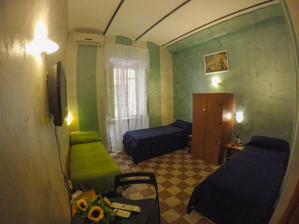 Номер (Кровать в общем номере для мужчин и женщин с 5 кроватями.), Român Holidays Hostel