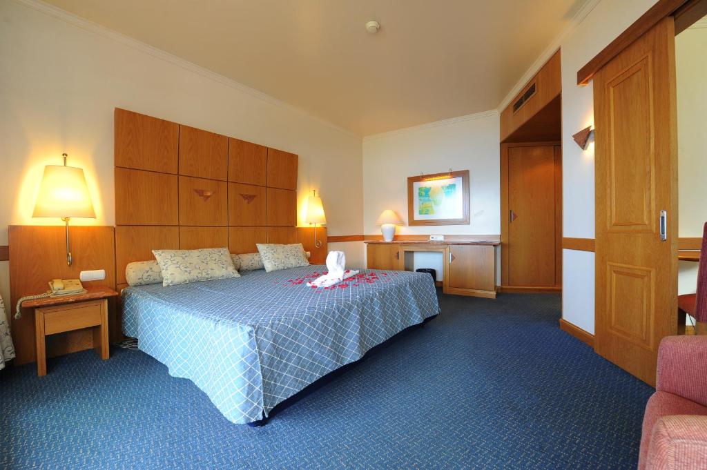 Двухместный (Стандартный двухместный номер с 1 кроватью и видом на горы) отеля Monte Mar Palace Hotel, Понта-ду-Сол