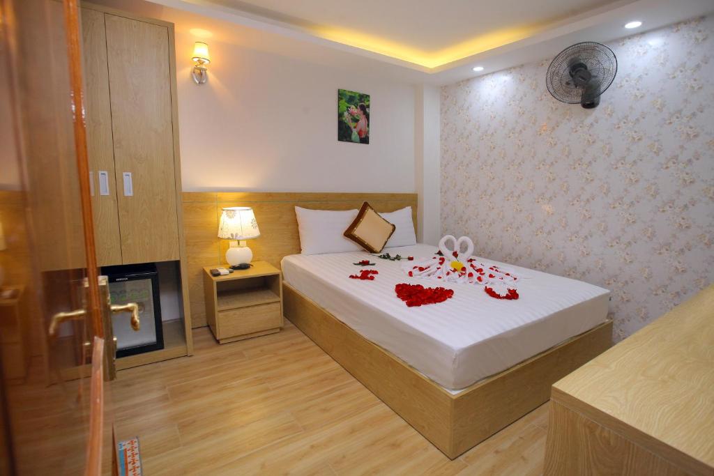 Двухместный (Улучшенный двухместный номер с 1 кроватью) отеля HẰNG NGA Hotel, Нячанг