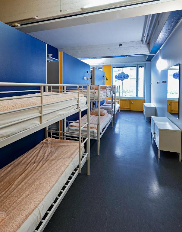 Номер (Спальное место в 18-местном общем номере для мужчин и женщин) хостела CheapSleep Hostel Helsinki, Хельсинки