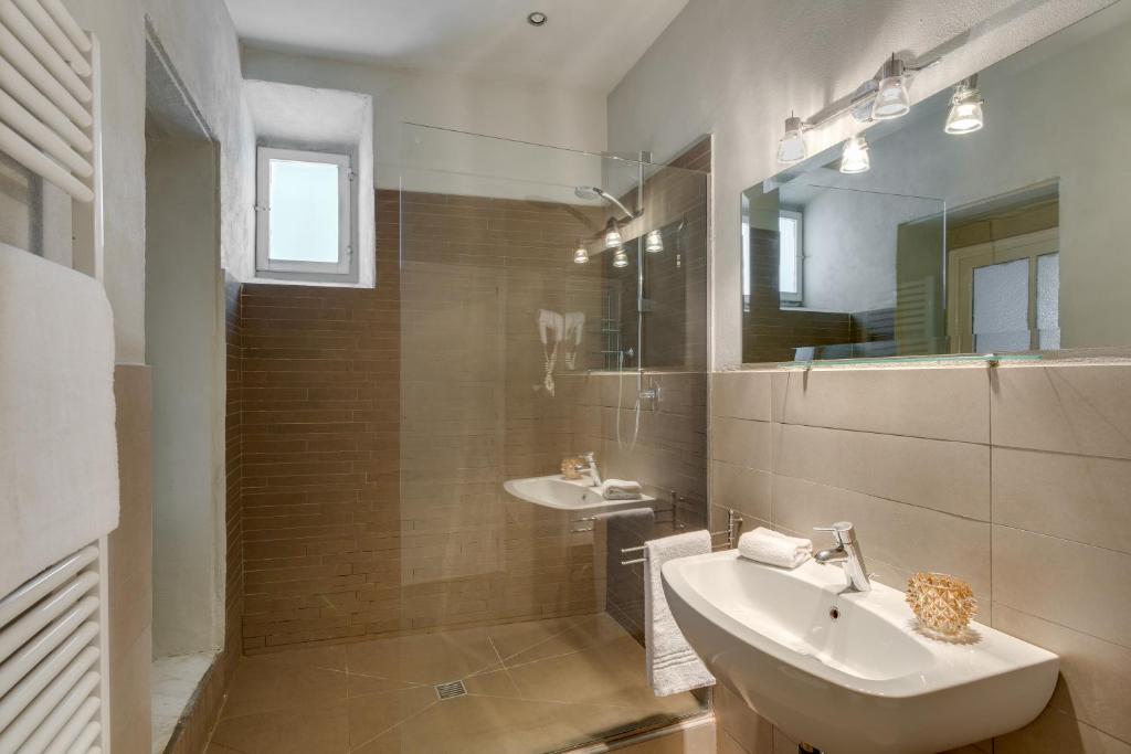 Апартаменты (Апартаменты с 4 спальнями: Via Ghibellina, 69), Apartments Florence- Duomo