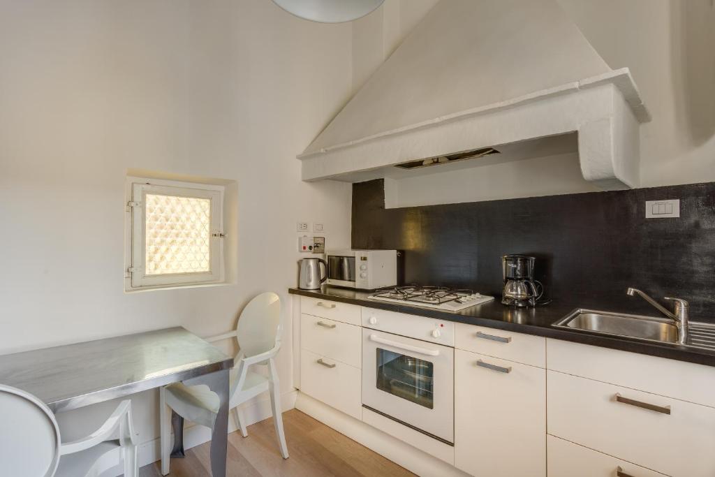 Апартаменты (Апартаменты с 4 спальнями: Via Ghibellina, 69), Apartments Florence- Duomo