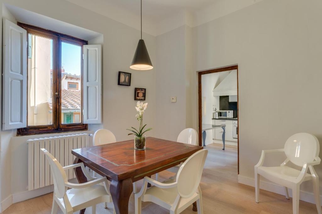 Апартаменты (Апартаменты с 4 спальнями: Via Ghibellina, 69), Apartments Florence- Duomo