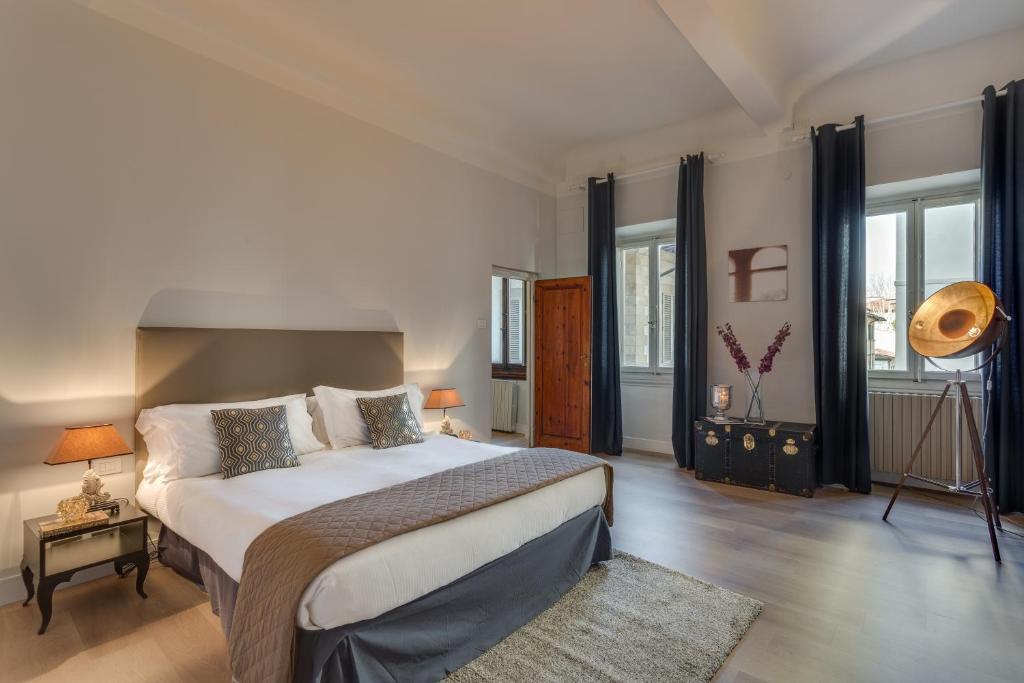 Апартаменты (Апартаменты с 4 спальнями: Via Ghibellina, 69), Apartments Florence- Duomo