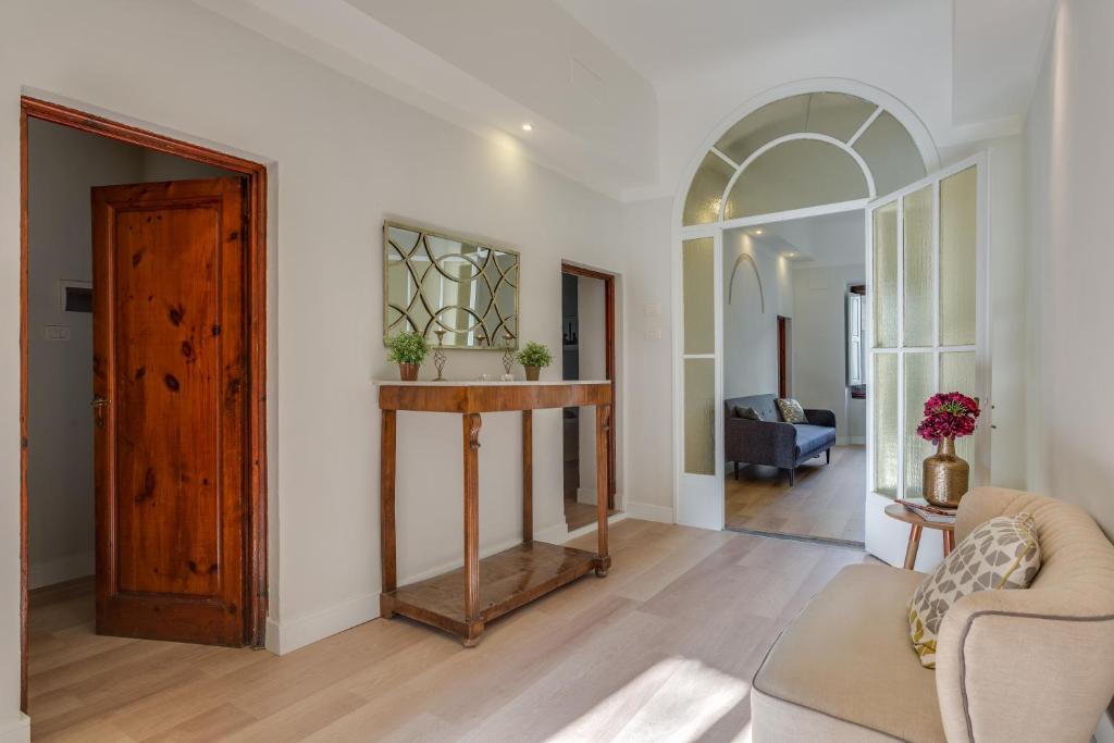 Апартаменты (Апартаменты с 4 спальнями: Via Ghibellina, 69), Apartments Florence- Duomo