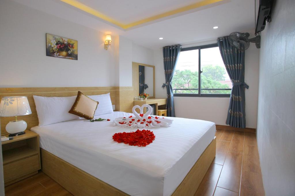 Двухместный (Номер с кроватью размера «queen-size» и видом на сад) отеля HẰNG NGA Hotel, Нячанг