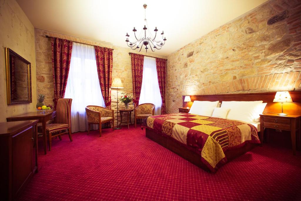 Двухместный (Улучшенный двухместный номер с 1 кроватью) отеля Rous, Пльзень