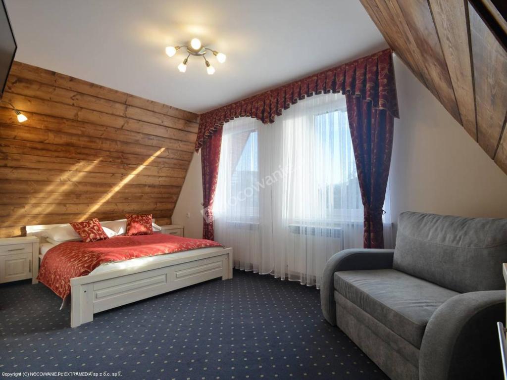 Двухместный (Двухместный номер Делюкс с 1 кроватью (для 2 взрослых и 1 ребенка)) семейного отеля Magdalenka, Бялка