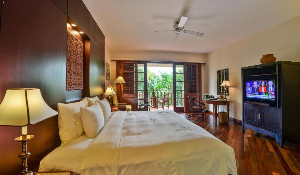 Двухместный (Улучшенный двухместный номер с 1 кроватью или 2 отдельными кроватями и видом на лагуну) курортного отеля Furama Resort Danang, Дананг