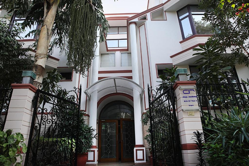 Отель Ahuja Residency DLF Phase 2, Гургаон