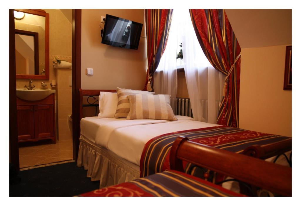 Двухместный (Небольшой двухместный номер эконом-класса с 2 отдельными кроватями) отеля Prague Golden Age, Прага