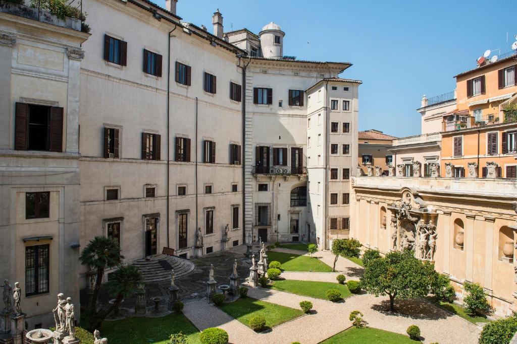 Двухместный (Улучшенный двухместный номер с 1 кроватью или 2 отдельными кроватями и террасой) отеля Hotel Vilòn Small Luxury Hotels of the World, Рим