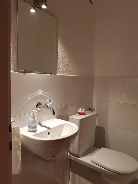 Одноместный (Бюджетный одноместный номер с общим туалетом) отеля Hotel Elite, Санкт-Галлен