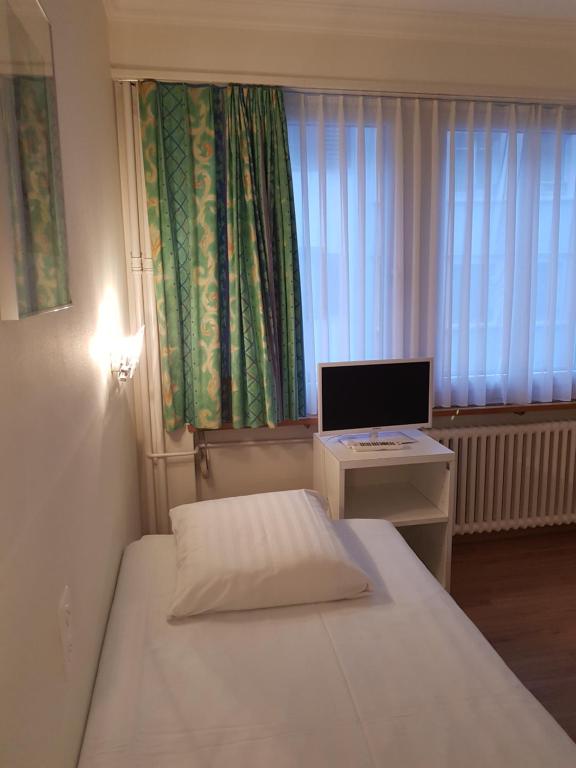 Двухместный (Двухместный номер с 1 кроватью или 2 отдельными кроватями и ванной комнатой) отеля Hotel Elite, Санкт-Галлен